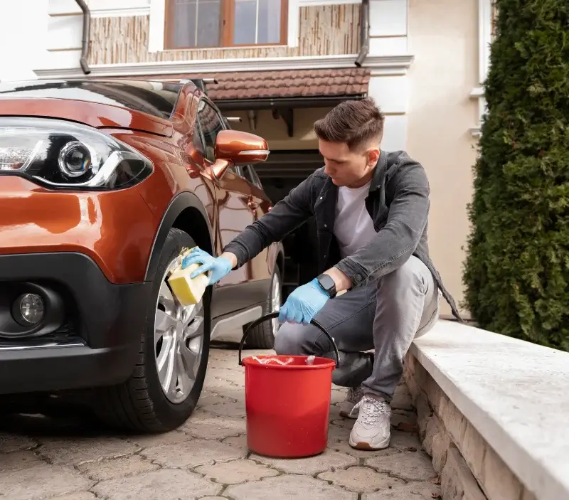 Lavage auto à domicile Le Tronquay : professionnel intervenant sur un véhicule